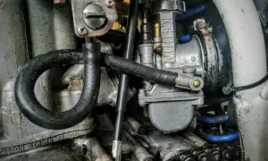 Silnik motocykla z widocznym gaźnikiem Keihin. Możliwe czyszczenie gaźnika bez rozbierania.