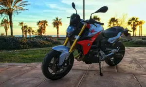 BMW F 900 R na tle palem i zachodzącego słońca nad morzem. Idealny motocykl na wakacyjne podróże.