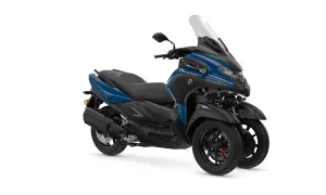 Niebieski skuter Yamaha Tricity 300 z trzema kołami. Sprawdź aktualną yamaha tricity 300 cena.