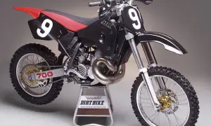 Potężny motocykl crossowy ATK z numerem 9 i oznaczeniem 700. Ten maico 700 2t moc to maszyna gotowa na wyzwania.