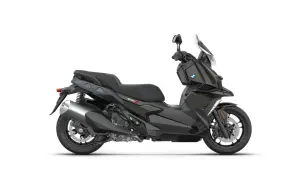 Ciemnoszary skuter BMW C 400 X z czarnym siedzeniem i przyciemnianą szybą, gotowy na miejskie przygody.