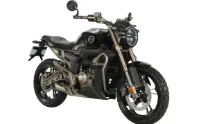 Czarny motocykl Zontes z brązowymi elementami, idealny jako motor na kat B. Stylowy wygląd i nowoczesne detale.