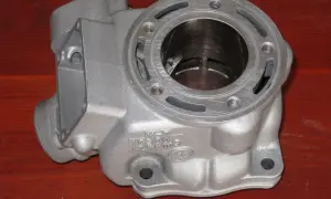 Cylindr silnika motocyklowego z powłoką nikasil, gotowy do montażu.