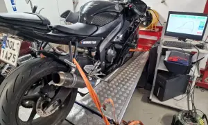 Czarny motocykl Yamaha na hamowni, przygotowany do blokowania na A2. Pomiar mocy i momentu obrotowego.