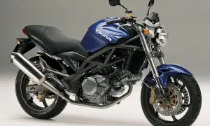 Niebieski Cagiva Raptor, idealny motocykl na A2, z widocznym silnikiem V-twin i sportowym wydechem.