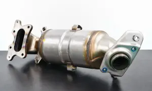 Metalowy element układu wydechowego, prawdopodobnie katalizator po usunięciu.