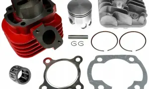 Zestaw części do tuningu: czerwony cylinder, tłok, pierścienie, uszczelki, sworzeń i łożysko. Idealny, by zwiększyć moc silnika 4t 125.