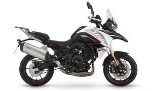 Biały motocykl turystyczny Benelli TRK 702 z czarnymi i czerwonymi akcentami, gotowy na przygodę.