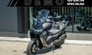 Czarny skuter BMW 400 GT na specjalnej ofercie. Idealny do miasta i na dalsze trasy.