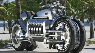 Niesamowity Dodge Tomahawk z podwójnymi kołami z przodu, lśniącym chromem i silnikiem V10, gotowy na podbój plaży.