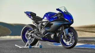 Niebieski motocykl sportowy Yamaha R7 na stojaku, gotowy do jazdy. Szczegółowe yamaha r7 dane techniczne.