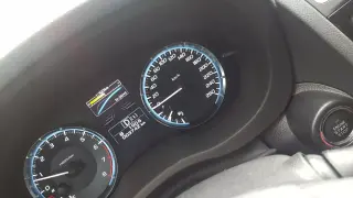 Deska rozdzielcza pojazdu samochodowego: prędkościomierz, obrotomierz, wskaźnik paliwa i ekran SI-DRIVE.