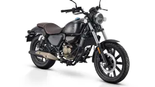 Czarny motocykl chopper z brązowym siedzeniem, idealny dla początkujących. To najmocniejszy chopper 125, gotowy na przygodę.