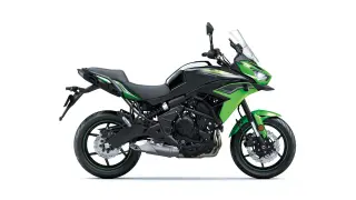 Zielono-czarny motocykl Kawasaki Versys 650. Sprawdź dane techniczne tego wszechstronnego turystyka.