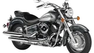 Szary motocykl Yamaha Drag Star 1100, klasyczny cruiser. Dane techniczne tego modelu są imponujące.