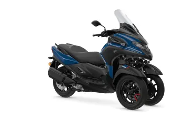 Niebieski skuter Yamaha Tricity 300 z trzema kołami. Sprawdź aktualną yamaha tricity 300 cena.