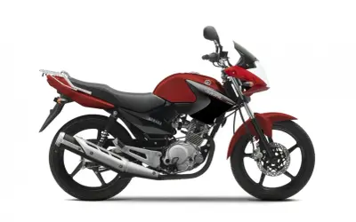 Czerwony motocykl Yamaha YBR 125 z czarnymi akcentami, gotowy na miejskie przygody.