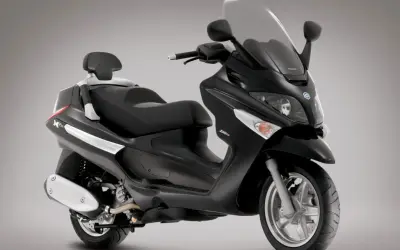 Czarny skuter Piaggio X9 Evolution 250cc z wygodnym siedzeniem i oparciem.