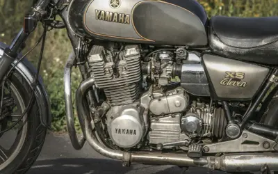 Klasyczny motocykl Yamaha XS 1100 z widocznym silnikiem i zbiornikiem paliwa.