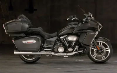 Elegancki, ciemnoszary motocykl Yamaha Venture z obszernymi kuframi, gotowy na długie podróże.