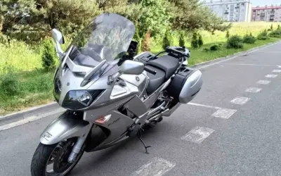 Srebrny motocykl Yamaha FJR z kuframi, gotowy na podróż.