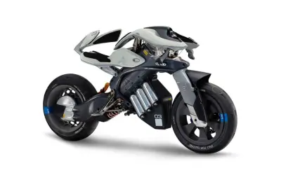 Futurystyczny motocykl Yamaha, z widocznymi ogniwami baterii, prezentuje innowacyjny design. Jego kraj pochodzenia to Japonia.