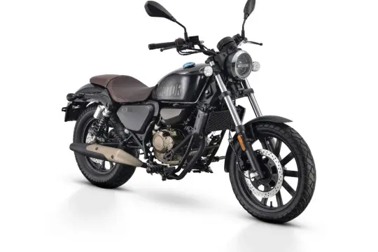 Czarny motocykl chopper z brązowym siedzeniem, idealny dla początkujących. To najmocniejszy chopper 125, gotowy na przygodę.