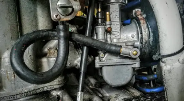 Silnik motocykla z widocznym gaźnikiem Keihin. Możliwe czyszczenie gaźnika bez rozbierania.