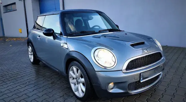 Twój MINI R56: Pojemność baku, realny zasięg i pułapki wskaźnika