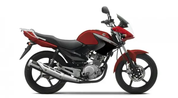 Czerwony motocykl Yamaha YBR 125 z czarnymi akcentami, gotowy na miejskie przygody.