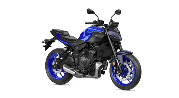Niebieski motocykl Yamaha MT-07 z ciemnoszarymi elementami, gotowy do jazdy po mieście.