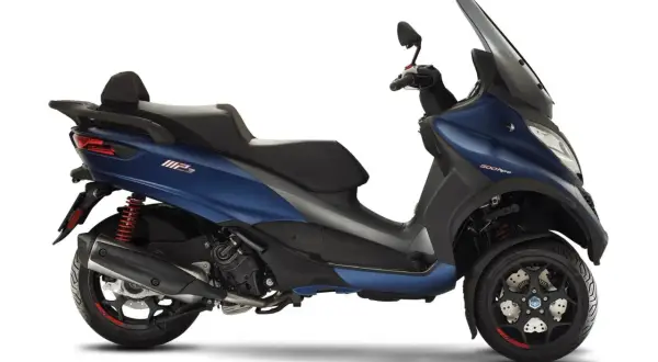 Niebieski Piaggio MP3 500, z trzema kołami, prezentuje się elegancko, choć jego wady mogą być dyskutowane.