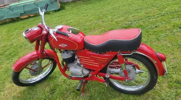 Czerwony motocykl WSK 125, klasyk z PRL-u. Idealny stan, świetna okazja, sprawdzamy wsk 125 cena.