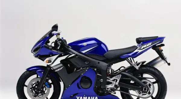 Niebieski motocykl sportowy Yamaha R6 2003 z białymi akcentami, gotowy do jazdy po torze.