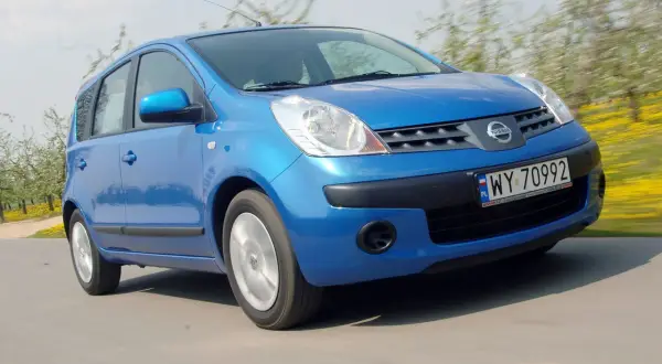 Nissan Note pojemność baku: E11 vs E12. Ile km na rezerwie?