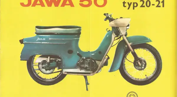 Niebieski skuter Jawa 50 typ 20-21 na żółtym tle. Klasyk z Povážské Strojárne.