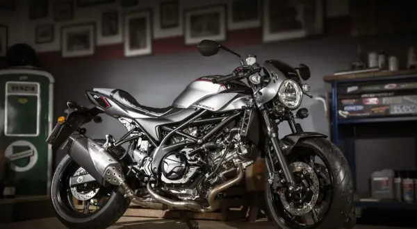 Stylowy Suzuki SV650X w kolorze srebrnym, gotowy do jazdy.
