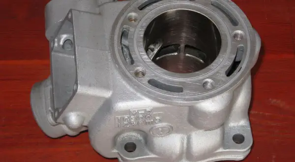 Cylindr silnika motocyklowego z powłoką nikasil, gotowy do montażu.