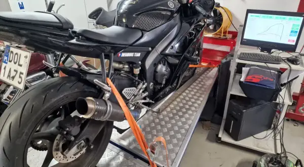 Czarny motocykl Yamaha na hamowni, przygotowany do blokowania na A2. Pomiar mocy i momentu obrotowego.