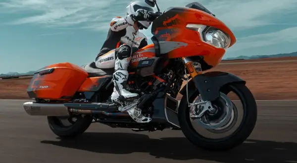 Pomarańczowy Harley-Davidson CVO z kierowcą w kombinezonie Alpinestars, pędzący po pustynnej drodze. To może być najdroższy motor na świecie.