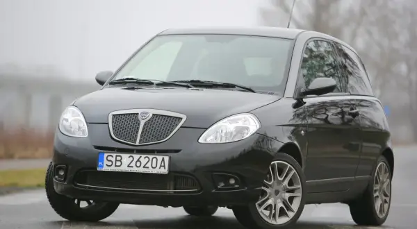 Lancia Ypsilon: Pojemność zbiornika paliwa 40L i realny zasięg