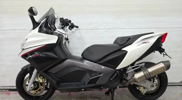 Sportowy skuter Aprilia SRV 850 w dwukolorowej karoserii, z wydechem Arrow.