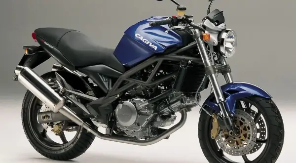 Niebieski Cagiva Raptor, idealny motocykl na A2, z widocznym silnikiem V-twin i sportowym wydechem.
