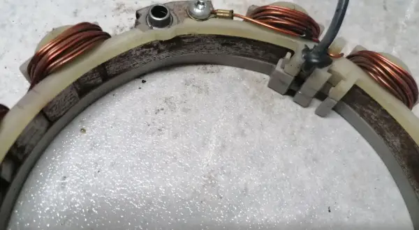 Silnik z kosiarki i alternator? Zrób własny generator 12V/230V!