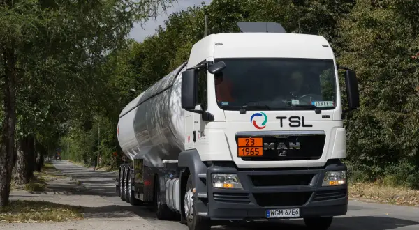 Transport a spedycja: kluczowe różnice i rola spedytora w TSL