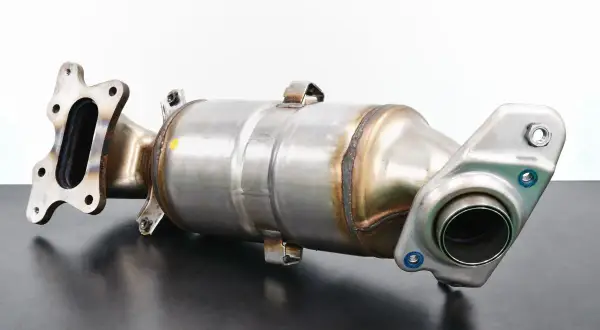 Metalowy element układu wydechowego, prawdopodobnie katalizator po usunięciu.
