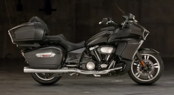Elegancki, ciemnoszary motocykl Yamaha Venture z obszernymi kuframi, gotowy na długie podróże.