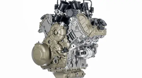 Silnik Ducati V4, potężna jednostka 4t, z widocznymi wtryskami paliwa i elementami układu chłodzenia.