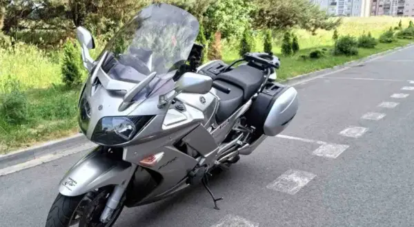 Srebrny motocykl Yamaha FJR z kuframi, gotowy na podróż.