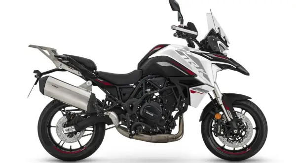 Biały motocykl turystyczny Benelli TRK 702 z czarnymi i czerwonymi akcentami, gotowy na przygodę.